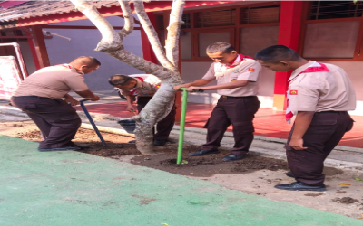 Persiapan Menghadapi Musim Penghujan, Peserta Didik Proli TKP Praktik Membuat Biopori